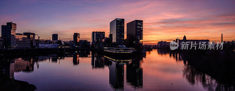 日落时分Düsseldorf MedienHafen(媒体港)的天际线